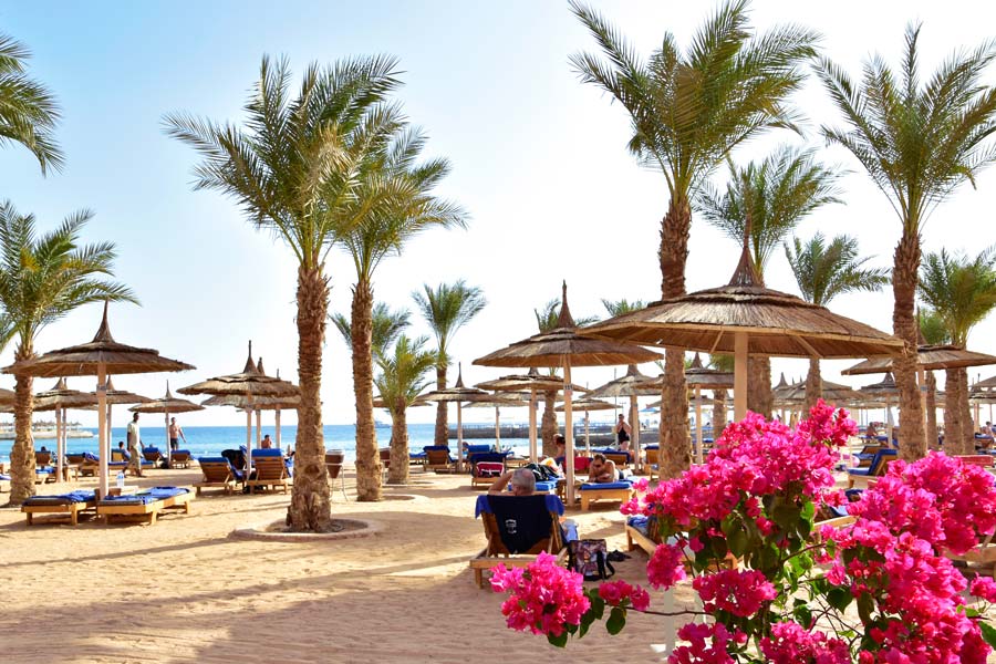 En strand med parasoll i Egypt